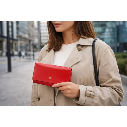 Kobieta z czerwonym portfelem Puccini – elegancja w codziennym stylu / Woman holding red Puccini wallet – everyday elegance